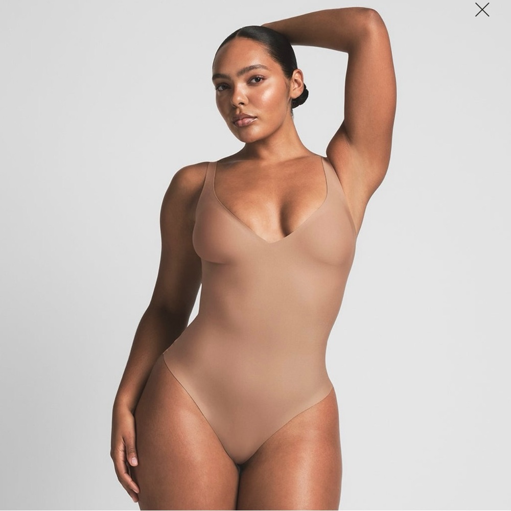 NWT SKIMS BODY UNLINED PLUNGE THONG BODYSUIT